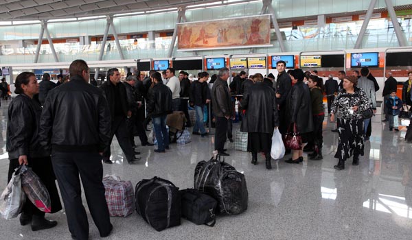 http://armenianow.com/sites/default/files/img/imagecache/600x400/armenia-emigration-aeroport.jpg