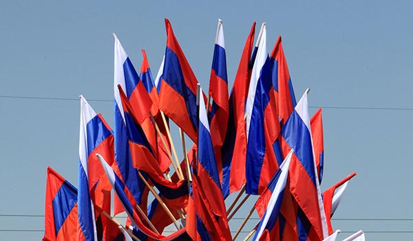 http://armenianow.com/sites/default/files/img/imagecache/600x400/armenia-russia-flags_0.jpg